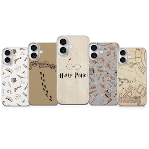 Könnte beinhalten: Fünf Smartphone-Hüllen mit Harry-Potter-Motiven. Eine zeigt Symbole wie Bücher und Zauberstäbe, eine Fußspuren mit Text, eine Brillen und einen Blitz, eine ein Muster aus magischen Gegenständen und eine eine Karte mit der Aufschrift Hogwarts.