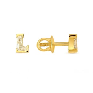 Könnte beinhalten: Ein Paar goldene Ohrstecker in Form des Buchstabens L. Jeder Ohrstecker besteht aus einem polierten Goldrahmen mit einer klaren, strukturierten Steineinlage. Die Ohrringe verfügen über einen Gewindestift und einen passenden Schraubverschluss.
