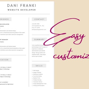 Peut inclure: Une tasse en céramique blanche avec une anse noire et le texte "But First, Coffee" en gras noir. La tasse est posée sur un fond flou. La tasse mesure environ 10 cm de hauteur.