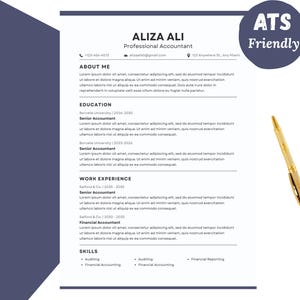 以下が含まれることがあります： 上部に「ALIZA ALI」という名前が記載されたプロフェッショナルな履歴書のテンプレート。履歴書には、「自己紹介」、「学歴」、「職務経験」、「スキル」のセクションが含まれています。金のペンと金のペンのキャップが履歴書の右側にあります。