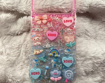 Coque de portable fabriquée à la main en résine rose et bleue avec breloques (iPhone/Android) 17 Pro Max