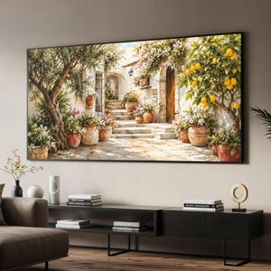 Op de afbeelding: Een rechthoekige wandkunstprint met een mediterrane binnenplaats met een stenen trap, terracotta potten gevuld met bloemen, een grote olijfboom en een citroenboom vol gele vruchten tegen een witte muur van een gebouw.