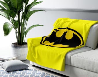 Couverture en sherpa avec logo Hero | Logo super-héros jaune noir avec nom personnalisé, polaire confortable super douce, couverture de canapé en peluche légère