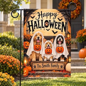 Könnte beinhalten: Eine rechteckige Gartenflagge mit drei als Gespenster verkleideten Hunden, die jeweils einen kleinen orangefarbenen Kürbiseimer halten. Der Text lautet Happy HALLOWEEN und The Smith Family. Der Hintergrund zeigt eine Veranda bei Mondschein.