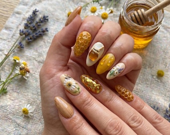 Honey Bee Press On Nails, 3D Honeycomb Floral Nails, Handmade Bee & Daisy Nails, Amber Gel, Cottagecore Summer Nails, Almond Shape 031373