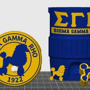 Pode incluir: Uma coleção de itens azuis e dourados da Sigma Gamma Rho, incluindo uma peça retangular alta, dois medalhões circulares com gráficos de poodle, um grande recipiente cilíndrico com as letras gregas ΣΓΡ e uma pequena estatueta de poodle.