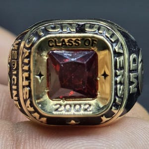 Anillo de graduación de la Facultad de Medicina de la Universidad de 2002, joyería personalizada de graduación de Doctor en Medicina en color rojo rubí