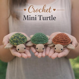 以下が含まれることがあります： 緑と茶色の甲羅を持つ、3匹のかぎ針編みのミニカメが写っています。カメはベージュの体と小さな黒い目を持っています。画像には「Crochet Mini Turtle」というテキストが含まれています。