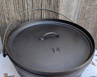 Olla de hierro fundido Lodge Shallow 14CO de 8 cuartos de galón restaurada, con marcas de moho.