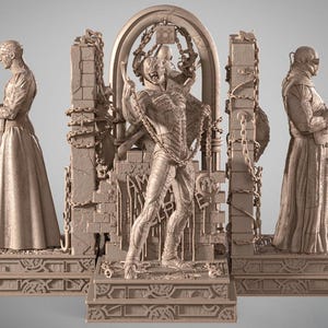 Puede incluir: Conjunto escultórico beige detallado con tres figuras y elementos arquitectónicos. La figura central está encadenada, flanqueada por otras dos con túnicas largas. El conjunto incluye bases decorativas y detalles intrincados.