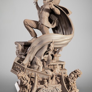 Puede incluir: Escultura detallada de Drácula en una pose dramática, con traje y capa. La escultura está sobre una base de piedra con detalles de murciélagos y gárgolas, y la palabra "DRACULA" es visible. El color general es beige neutro.