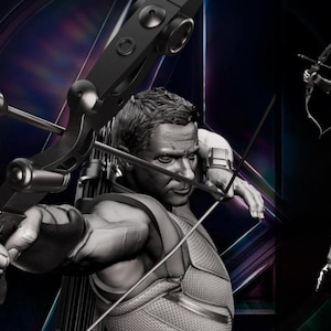 Puede incluir: Imagen en blanco y negro de una estatua detallada de un personaje apuntando con un arco y una flecha. La estatua es de un hombre con un traje táctico, con el arco tensado. Otra estatua del mismo personaje está en el fondo, también apuntando con un arco.