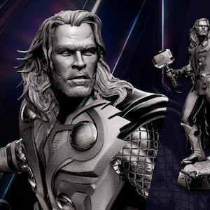 Könnte beinhalten: Graustufenbild einer Thor-Statue, die Mjolnir, den ikonischen Hammer, hält. Die Statue ist sehr detailliert und zeigt die Rüstung und das fließende Haar der Figur. Eine zweite Thor-Statue befindet sich im Hintergrund, ebenfalls mit dem Hammer. Der Hintergrund ist ein dunkles, stilisiertes Design.