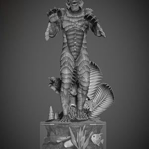 Puede incluir: Escultura en escala de grises de la Criatura de la Laguna Negra. La figura está de pie con los brazos extendidos, mostrando escamas y aletas detalladas. La base presenta elementos acuáticos y el texto "Creature Black Lagoon".