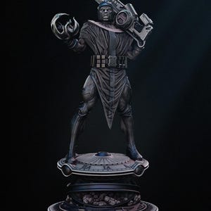Puede incluir: Estatua detallada de un personaje con un atuendo oscuro y futurista, sosteniendo un arma grande sobre su hombro y un dispositivo con forma de garra. La figura se encuentra sobre una plataforma circular con una base detallada, sobre un fondo oscuro.