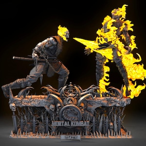 Può includere: Statua dettagliata raffigurante una scena di battaglia di Mortal Kombat. Una figura è un guerriero scheletrico con una katana, l'altra è avvolta dalle fiamme. La base presenta il logo Mortal Kombat e la parola "TOASTY".