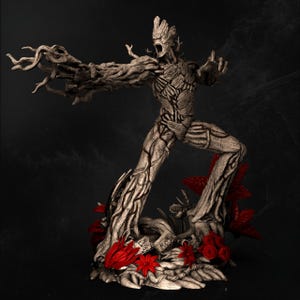 Könnte beinhalten: Detaillierte Figur von Groot aus Guardians of the Galaxy. Die Figur ist hauptsächlich braun mit einer strukturierten, baumartigen Erscheinung. Rote Blumen und Blätter akzentuieren die Basis. Groot befindet sich in einer dynamischen Pose mit offenem Mund.