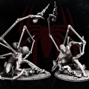 Puede incluir: Dos figuras de acción detalladas de Spider-Man con brazos mecánicos con forma de araña. Las figuras están en poses dinámicas, sobre un fondo oscuro con un logotipo de Spider-Man. Las figuras están sobre bases circulares.