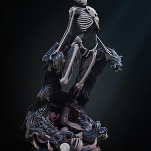 Puede incluir: Escultura detallada de una figura esquelética sentada sobre una base oscura y ornamentada. La figura tiene una caja torácica y una estructura ósea detalladas, con un body oscuro. La base presenta calaveras, cuernos y tallas intrincadas.