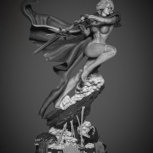 Puede incluir: Escultura en escala de grises de una figura femenina en pose dinámica, empuñando una espada y capa. La figura está sobre una base detallada con elementos intrincados, incluyendo un escudo y criaturas estilizadas. La capa fluye dramáticamente.