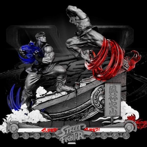 Può includere: Statua dettagliata con due figure muscolose in posa da combattimento, su sfondo nero. Una figura è in tonalità grigie con accenti blu, l'altra in grigio con accenti rossi. La base recita "Super Street Fighter".