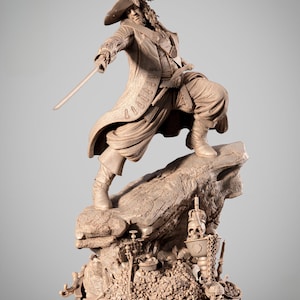 Può includere: Statua beige dettagliata di un pirata con una spada, su una base rocciosa. La statua presenta dettagli intricati di abiti e lineamenti del viso, con il testo "Pirates of the Caribbean" visibile sulla base.