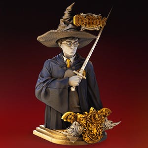 Può includere: Statua dettagliata di un personaggio della serie Harry Potter, con un cappello a punta e una spada. La statua ha un emblema di Grifondoro oro e nero alla base. Il personaggio indossa occhiali e una veste blu scuro.