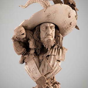 Può includere: Busto dettagliato di un pirata con cappello a tesa larga, capelli lunghi e barba. Una scimmia è seduta sulla spalla del pirata. Il busto è di colore marrone chiaro e presenta dettagli intricati. La base del busto riporta la scritta "Pirates of the Caribbean".