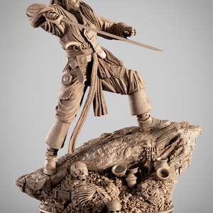 Pode incluir: Escultura detalhada de um pirata em pose dinâmica, segurando uma espada. A figura está sobre uma base rochosa com crânios, ossos e cerâmica. A base tem o texto "Pirates of the Caribbean: The Curse of the Black Pearl".