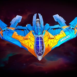 Könnte beinhalten: Ein detailliertes Modell des Raumschiffs Milano mit einem lebendigen Farbschema aus Blau, Gelb und Orange. Das Schiff hat ein schlankes, aerodynamisches Design mit dem Wort "MILANO" auf der Seite. Der Hintergrund ist ein dunkler, sternenübersäter Weltraum.