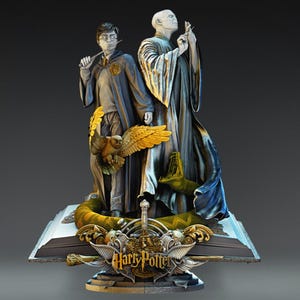 Może przedstawiać: Szczegółowa statua przedstawiająca postacie Harry'ego Pottera i Voldemorta. Harry trzyma różdżkę, a Voldemort ma podniesione ręce. Podstawa zawiera złotego węża, otwartą książkę i logo "Harry Potter". Statua ma ciemny, szczegółowy design.