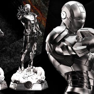 以下が含まれることがあります： 様々なポーズのシルバーカラーのアイアンマン像。像は非常に詳細で、メタリックな仕上がりで、様式化されたデザインのベースに立っています。画像は、スーパーヒーローの象徴的な鎧とダイナミックなポーズを示しています。