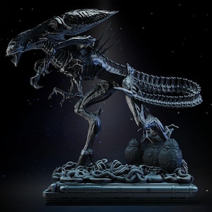 Peut inclure: Une sculpture métallique sombre et détaillée d'une Alien Queen, une créature extraterrestre fictive. La sculpture présente une structure squelettique, une longue queue et une pose menaçante. La base comprend plusieurs œufs extraterrestres et un réseau de tubes.