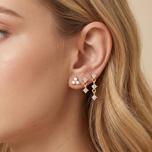 Örhängen med 18 karat guldfyllning och CZ-örhängen, fina örhängen med trippelsten, minimalistiska örhängen, present till henne
