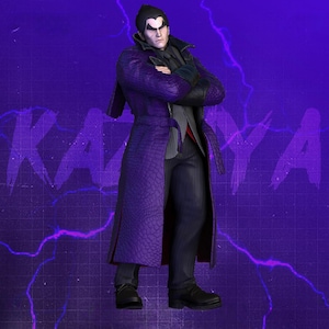 Puede incluir: Kazuya Mishima, personaje de la serie de videojuegos Tekken, de pie con los brazos cruzados. Viste un abrigo morado con estampado de escamas, un traje negro y zapatos negros. El fondo es morado con el nombre del personaje y rayos.