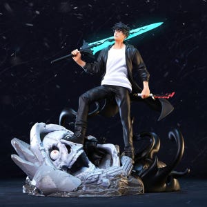 Puede incluir: Figura detallada de un personaje de la serie Solo Leveling. La figura posa con dos espadas, una de color azul brillante y la otra roja. El personaje está de pie sobre una base con forma de calavera, vistiendo una chaqueta, pantalones y botas negras.
