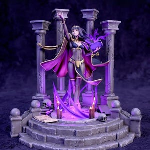 Peut inclure: Figurine détaillée d'une femme en tenue sombre avec une cape violette, debout sur une plateforme en pierre avec des piliers. La figurine tient un livre et est entourée d'énergie violette et de bougies. Crânes et livre sur la plateforme.