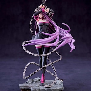 Pode incluir: Figura detalhada de uma personagem com longos cabelos roxos, empunhando duas espadas cruzadas. A figura usa um vestido preto com detalhes rosa, meias pretas e botas rosa. Correntes prateadas envolvem a figura, que está sobre uma base de pedra.