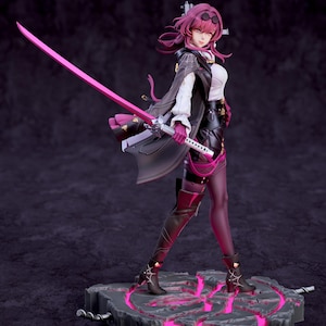 Può includere: Statuetta dettagliata di un personaggio con i capelli rosa, che indossa un completo bianco e nero e tiene una katana rosa. La figura è su una base grigia con accenti al neon rosa. Il personaggio è in posa dinamica.