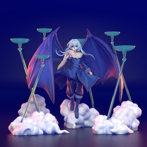 Op de afbeelding: Gedetailleerd beeldje van een personage met blauw haar, vleugels en een lange jas, staand op een wolkenbasis. Het beeldje is omgeven door wolkvormige platforms ondersteund door dunne, zilveren palen, alles tegen een donkerblauwe achtergrond.