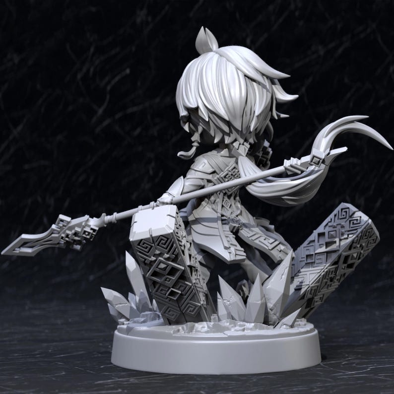 以下が含まれることがあります： 槍と湾曲した武器を持ったキャラクターの灰色のフィギュア。キャラクターは幾何学的な形と結晶のあるベースの上に立っています。フィギュアは詳細な鎧と髪を持っています。