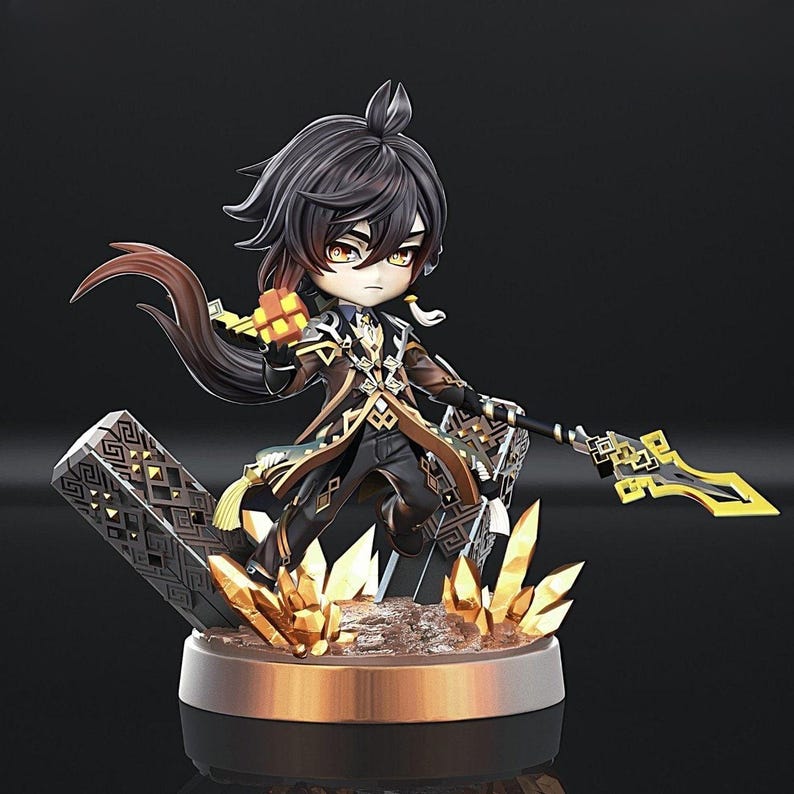 以下が含まれることがあります： 原神インパクトのキャラクターの精巧なフィギュア。黒髪のキャラクターが黒と茶色の衣装を着て槍を持っています。台座は金色のアクセントと結晶のような形をしています。