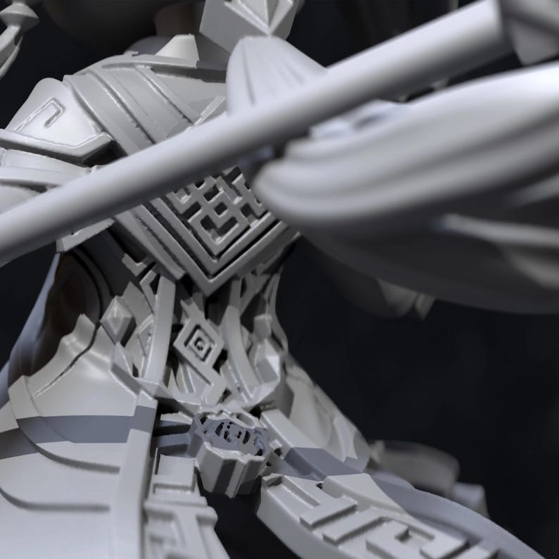 以下が含まれることがあります： 複雑な鎧と幾何学模様を示す、詳細なグレーの3Dプリントフィギュア。デザインは、胸と肩の領域に焦点を当てた、層状の要素を特徴としています。フィギュアは部分的に表示され、背景はぼやけています。