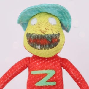 Horrorgame knuffelmonsters: dierenverzorger, gezichtsloze man, gevlekte berenpoppen