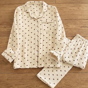 Conjunto de pijama de muselina de algodón con estampado de corazones, ropa de dormir de doble gasa, camisa y pantalón de corte relajado con botones.