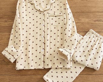Herz-Druck-Musselin-Baumwoll-Pyjama-Set, Doppel-Gauze-Nachtwäsche, entspannte Passform durchgeknöpftes Hemd und Hosen