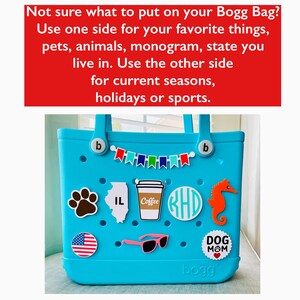 K&ouml;nnte beinhalten: Eine t&uuml;rkisfarbene Bogg Bag, verziert mit verschiedenen Charms, darunter ein Pfotenabdruck, die Umrisse von Illinois, eine Kaffeetasse, ein Monogramm, ein Seepferdchen, eine Sonnenbrille, die amerikanische Flagge und ein "Dog Mom"-Emblem. Die Tasche hat ein Banner mit bunten Flaggen und den Text: "Not sure what to put on your Bogg Bag?"