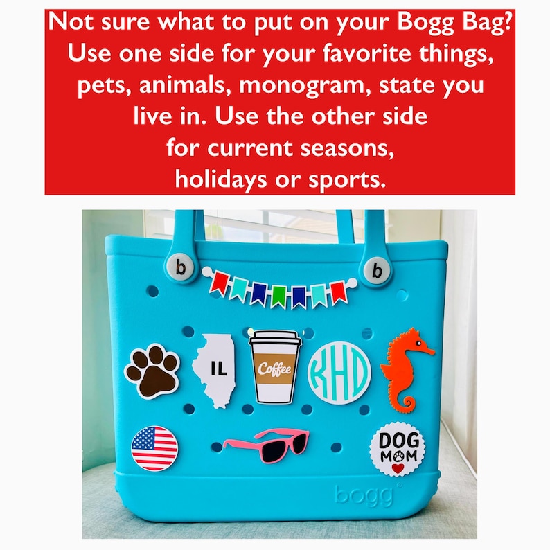 K&ouml;nnte beinhalten: Eine t&uuml;rkisfarbene Bogg Bag, verziert mit verschiedenen Charms, darunter ein Pfotenabdruck, die Umrisse von Illinois, eine Kaffeetasse, ein Monogramm, ein Seepferdchen, eine Sonnenbrille, die amerikanische Flagge und ein "Dog Mom"-Emblem. Die Tasche hat ein Banner mit bunten Flaggen und den Text: "Not sure what to put on your Bogg Bag?"
