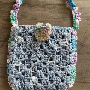 Bolso de abuela cuadrado de ganchillo con diseño de horizonte de zafiro de Denali & Co.