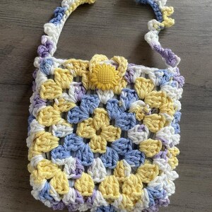 Bolso de ganchillo estilo abuela cuadrado con diseño de girasoles Serenity de Denali & Co.
